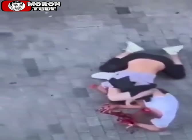 Video: After defeating a thief, he calls for assistance, but instead of providing it, a passerby strikes him in the head